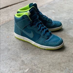 Women’s Nike dunks size 11